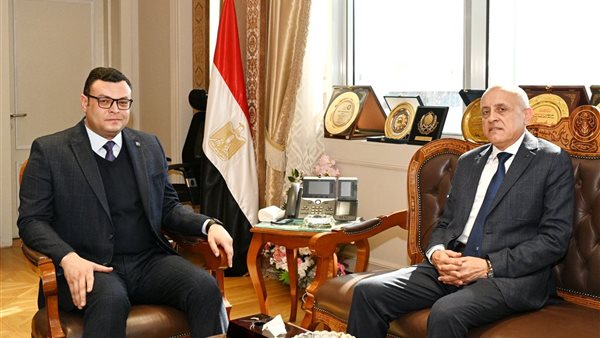  وزير الإسكان مع