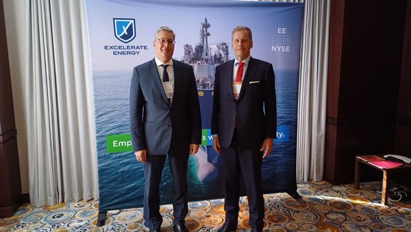 وزير البترول مع ممثل