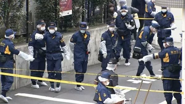 متابع يطعن مؤثرة