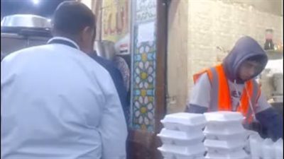 فراخ مشوية وأرز بسمتي.. كواليس تجهيز أكبر مائدة إفطار بالحسين| بث مباشر 