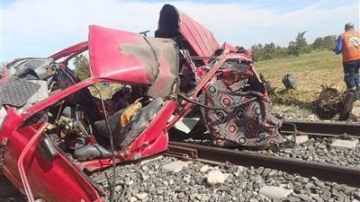 تفاصيل مصرع 8 أشخاص وإصابة 12 آخرين في تصادم قطار وميني باص بالإسماعيلية | بث مباشر 