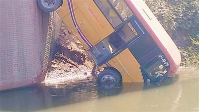 انقلاب أتوبيس داخل ترعة بأسيوط 