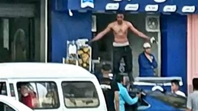 مهتز نفسيًا.. الداخلية تكشف ملابسات واقعة تجرد شخص من ملابسه العلوية وتعديه على المارة بالدقهلية