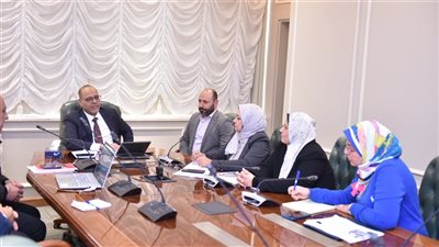 وزير العمل يبحث مستجدات إعداد استراتيجية لتطوير مهام وخدمات الوزارة