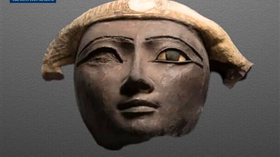 المتحف المصري بالتحرير يعرض وجه تابوت مصنوع من الخشب 