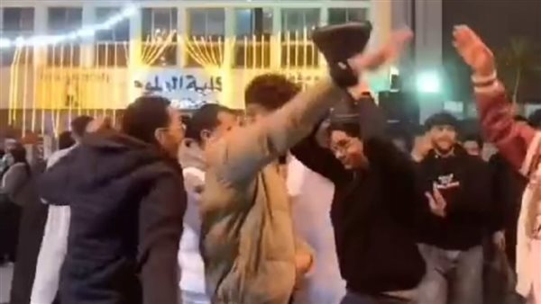 رقص الطلاب على أغاني