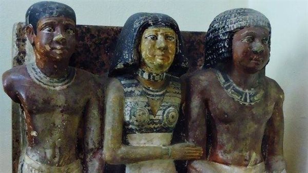  مجموعة من تماثيل