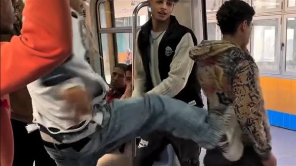 فيديو دفع شاب من