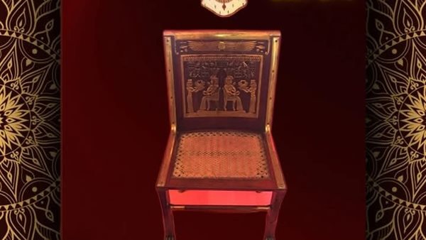 كرسي من الخشب لـ