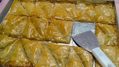 طريقة عمل الجلاش الحلو بالمكسرات في 5 دقائق فقط.. مورق وخفيف