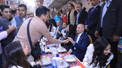 محافظ القاهرة يستقبل وزراء وشخصيات عامة خلال مشاركته أهالي المطرية إفطارهم الجماعي