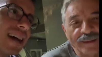 محمود حميدة يمازح طه دسوقي عن تعاونهما في ولاد الشمس: أخيرًا اتحققت أمنيتي واشتغلت معاك