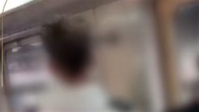 ضبط أصحاب فيديو دفع راكب خارج عربة المترو