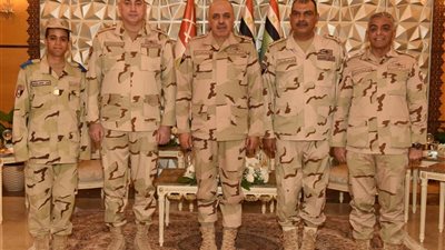 رئيس أركان حرب القوات المسلحة يتناول وجبة الإفطار مع مقاتلي هيئة الإمداد والتموين