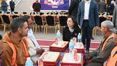 محافظ البحيرة تشارك 1000 من عمال النظافة الإفطار الجماعي وتكرم عددا منهم