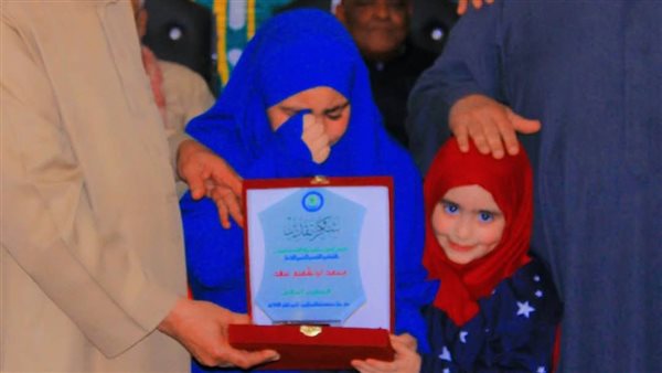 دموع طفلة أثناء استلام