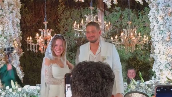 رنا رئيس تحتفل بعقد