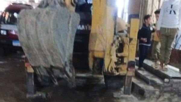 إصلاح ماسورة بشارع