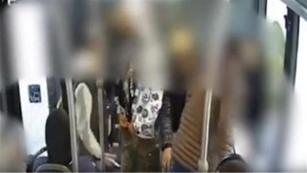 مصريون يعتدون على