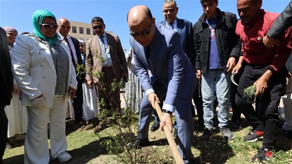 محافظ كفر الشيخ يزرع