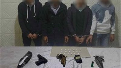 بحوزتهم أسلحة ومخدرات.. القبض على عصابة السرقة بالإكراه بالقاهرة 