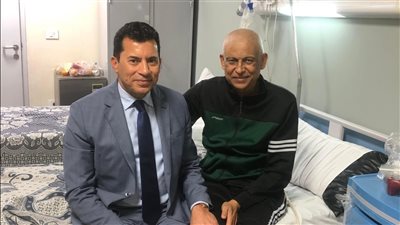 وزير الرياضة يزور الكابتن صابر عيد في المستشفى.. ويؤكد دعم الدولة لأبنائها الرياضيين