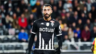 لإفطار اللاعبين المسلمين| نجم الجزائر يتعرض للانتقاد من الإعلام الفرنسي.. ويرد ساخرًا