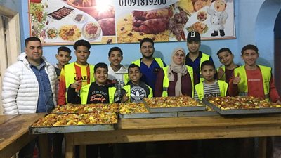 خلية نحل من الشباب المتطوعين.. مطبخ الخير يوزع 500 وجبة يوميًا للمستحقين بإحدى قرى شبين القناطر 