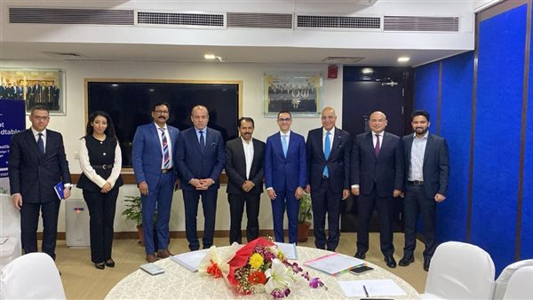 وزير الاستثمار مع