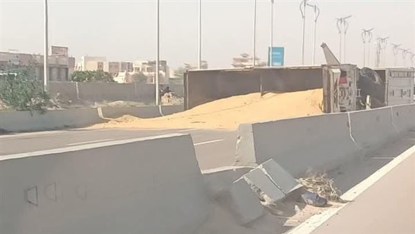 انقلاب تريلا محملة