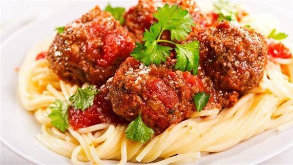 مكرونة بالصلصة وكفتة