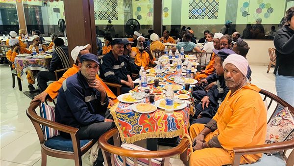 محافظ قنا يشارك عمال