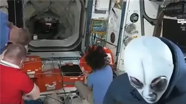 رواد الفضاء العالقين