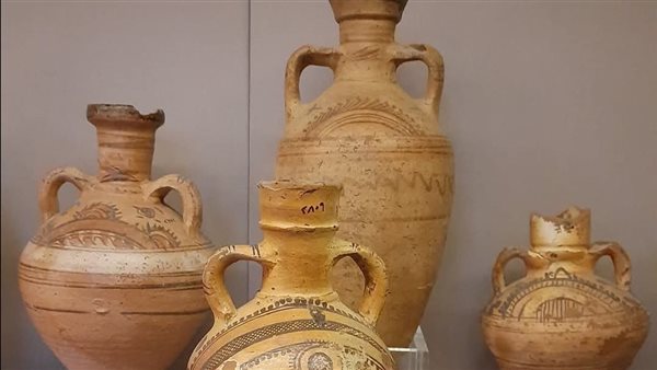 مجموعة من الأواني