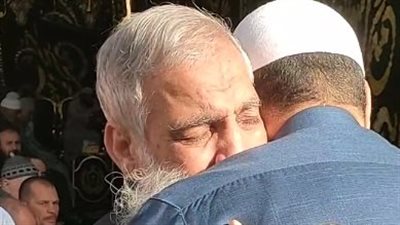 الحزن يسيطر على أسرة الشيخ أبو إسحاق الحويني خلال تلقي عزائه بكفر الشيخ| بث مباشر