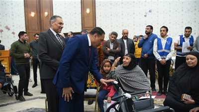 محافظ مطروح يوزع كراسي كهربائية ومتحركة لذوي الهمم