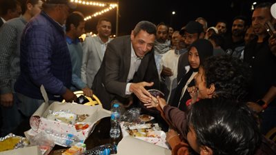 محافظ السويس يشيد بجهود عمال النظافة خلال لقاء إفطار بشاطئ السوايسة