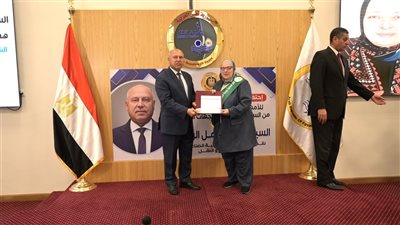 كامل الوزير يكرم الأمهات المثاليات العاملات بوزارتي الصناعة والنقل