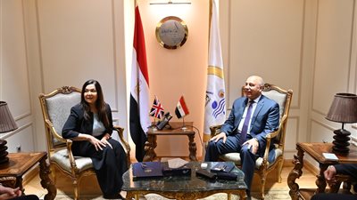 كامل الوزير يبحث مع المبعوث التجاري البريطاني سبل تعزيز التعاون في مجالي الصناعة والنقل بين البلدين