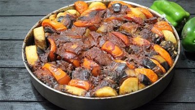 ببواقي اللحمة المسلوقة.. طريقة عمل صينية خضار بالفرن و13 نصيحة لطاجن ناجح