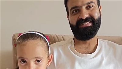 أول ظهور لأب وابنته بعد مشاركته معها بعرض مدرسي: صعبت عليا تقف لوحدها.. وحبيت أشاركها ذكرى حلوة | بث مباشر