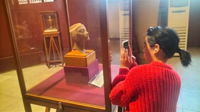 اكتشف أسرار الحضارة.. السائحون يلتقطون صورا للقطع الأثرية الجديدة بالمتحف المصري بالتحرير| صور 