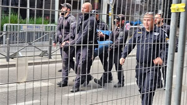 مظاهرات أمام منزل