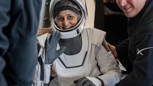 رائدة الفضاء 