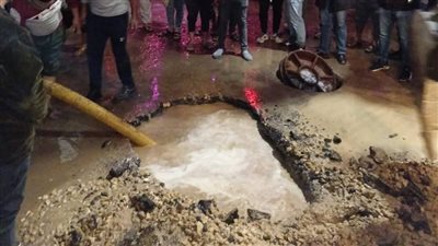 عودة الخدمة إلى منازل ميت شهالة بالمنوفية بعد التعامل مع انفجار خط مياه رئيسي | صور