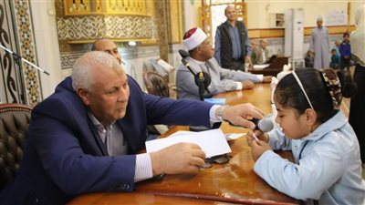 بمليون جنيه ورحلات حج وعمرة.. محافظ الوادي الجديد يُكرم حفظة القرآن