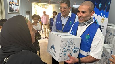 رئيس مجلس أمناء راعي مصر عن مشاركة أحمد سعد في توزيع المساعدات: فنان محب للخير | صور