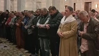 بعد افتتاحه.. المصلون يؤدون التراويح بمسجد السيدة نفيسة في أول ليلة وترية | بث مباشر