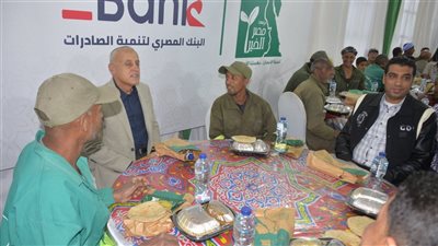 محافظ الأقصر يشارك عمال النظافة في حفل الإفطار السنوي بساحة سيدي أبو الحجاج