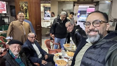 عيش باللحمة وعصائر.. أصدقاء الفنان عبد العزيز مخيون يستضيفونه على الفطار بأحد كافيهات دمنهور
